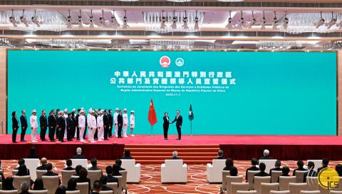 保安司司長陳子勁與宣誓的保安司司長辦公室主任、辦公室顧問及保安司轄下部門領導合影。
