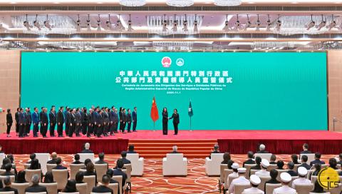 社會文化司司長柯嵐與宣誓的社會文化司司長辦公室主任、辦公室顧問及社會文化司轄下部門領導合影。
