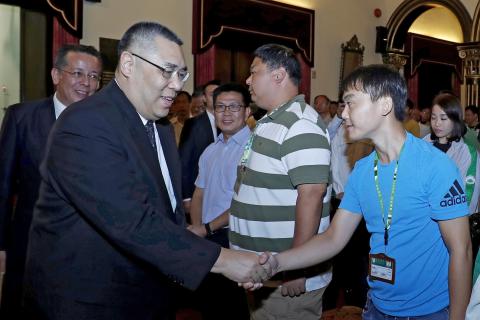 行政长官与民政总署人员握手

