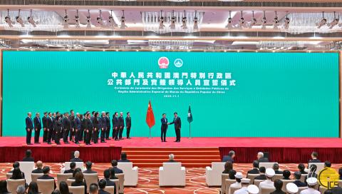 運輸工務司司長譚偉文與宣誓的運輸工務司司長辦公室主任、辦公室顧問及運輸工務司轄下部門領導合影。
