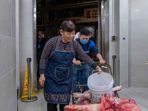 O Mercado da Horta da Mitra reabre hoje ao público, estando a funcionar 
dentro da normalidade.
