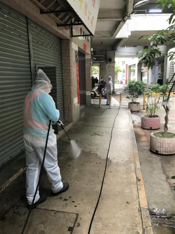 澳第九例确诊病例居所周边进行大型清洁及消毒工作2
