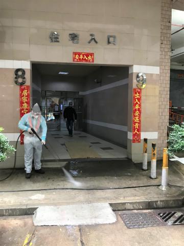 澳第九例确诊病例居所周边进行大型清洁及消毒工作3
