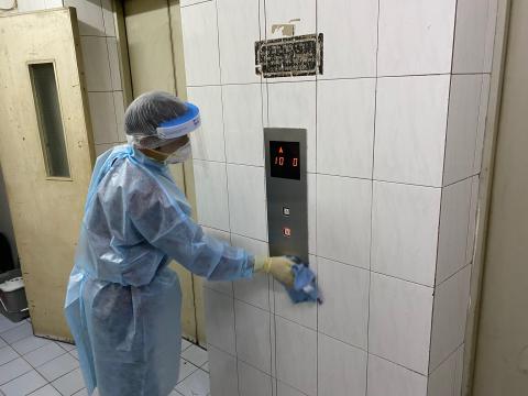 澳第九例确诊病例居所周边进行大型清洁及消毒工作4
