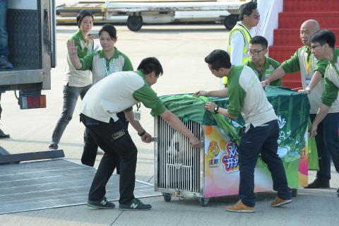 Novo casal de pandas gigantes, oferecidos pelo Governo Central, chega ao
Aeroporto Internacional de Macau proviniente de Chengdu
Novo casal de pandas gigantes, oferecidos pelo Governo Central, chega ao
Aeroporto Internacional de Macau proviniente de Chengdu