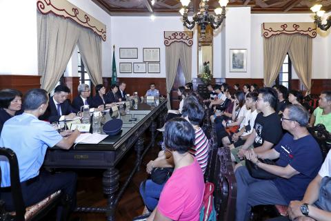 A Secretaria para a Administração e Justiça e a Secretaria para a 
Segurança auscultaram opiniões da Associação Geral das Mulheres em 
relação às medidas de resposta às grandes catástrofes
