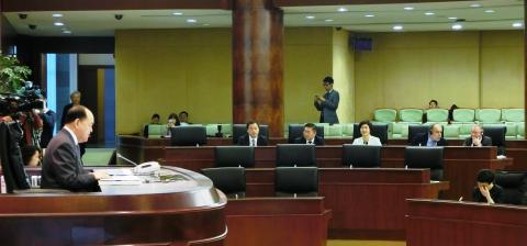司長陳海帆列席立法會全體會議，引介修改《私人公證員通則》法案
