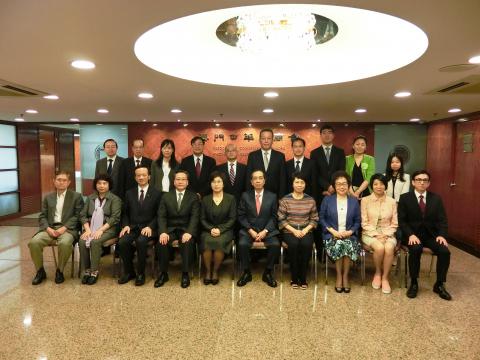 A Secretária Sónia Chan e os reponsáveis da Associação Comercial de 
Macau.
