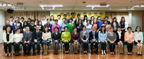 A Secretária Sónia Chan e os representantes da Associação Geral das 
Mulheres de Macau..
