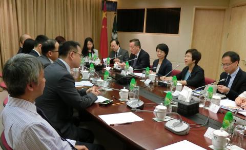Encontro entre a Secretária Sónia Chan e os representantes das 
associações jurídicas de Macau.

