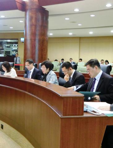 A SAJ Sónia Chan presente na Reunião Plenária da Assembleia Legislativa 
para a apresentação, discussão e votação na generalidade da proposta de 
lei intitulada “Alteração à Lei n.º 14/2009 - Regime das carreiras dos 
trabalhadores dos serviços públicos”
