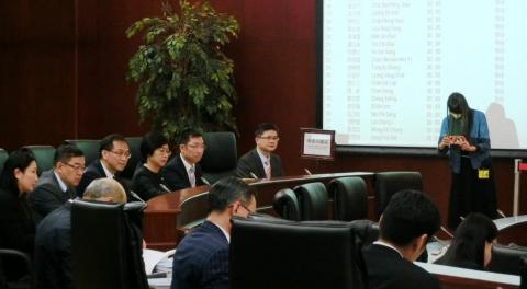 A SAJ Sónia Chan na Reunião Plenária da Assembleia Legislativa: Discussão 
e votação na especialidade da proposta de lei intitulada “Alteração à 
Lei n.º 14/2009 - Regime das carreiras dos trabalhadores dos serviços 
públicos”
