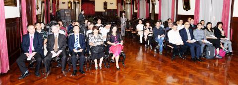 Encontro entre a Secretária Sónia Chan e as associações dos funcionários 
públicos.
