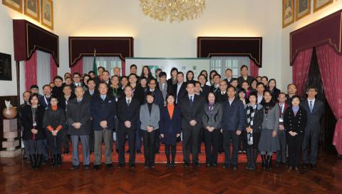 A Secretária Sónia Chan e os membros do Conselho de Administração e 
chefes dos vários Serviços do IACM
