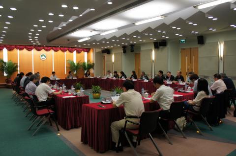 A Secretária Sónia Chan encontra-se com os representantes da Associação 
Organizadora das Actividades Comemorativas do Estabelecimento da RAEM.
