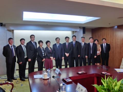 Fotografia de grupo entre a delegação chefiada pela Secretária Sónia  
Chan (quinta à esquerda) e o Director Bi Jingquan da Administração Estatal 
de Alimentação e de Medicamentos e os oficiais relevantes.

