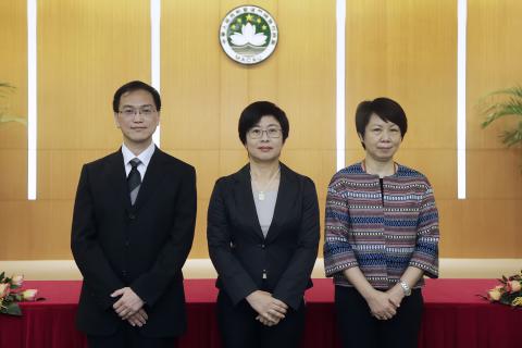 Cerimónia de tomada de posse do director dos Serviços de Administração e 
FunçãoPública, Kou Peng Kuan, presidida pela Secretária para a 
Administração e Justiça, Sónia Chan (no meio).
