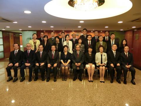 A Secretária Sónia Chan (quinta à esquerda) e os responsáveis da 
Associação Comercial de Macau
