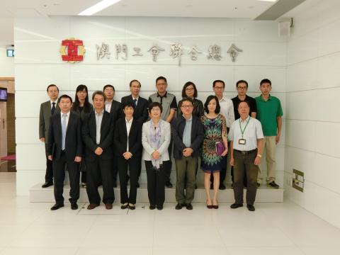 A Secretária Sónia Chan (no centro da primeira fila) encontra-se com 
osrepresentantes da Federação das Associações dos Operários de Macau
