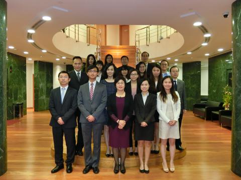 A Secretária Sónia Chan (no centro da primeira fila) com representantes de 
associações de juventude e estudantes
