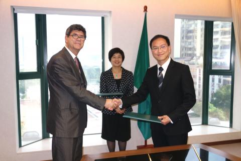 Cooperação entre o Governo da Região Administrativa Especial de Macau e a 
Direcção Geral de Interpretação da Comissão Europeia para formar quadros 
qualificados nas línguas chinesa e portuguesa
