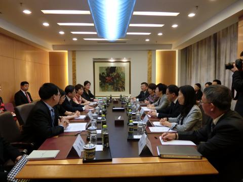 Encontro entre a Secretária Sónia Chan e o director Xu Hong do Departamento 
de Tratados e Leis e outros dirigentes do Ministério dos Negócios 
Estrangeiros.
