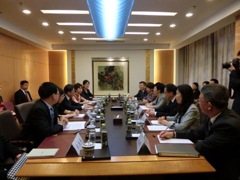 陈海帆司长与外交部条法司徐宏司长及相关领导举行工作会谈。
