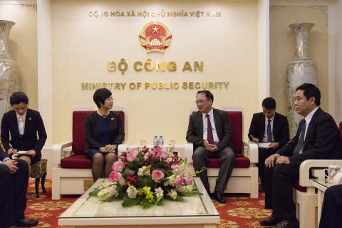 A Exma. Sra. Dra. Sónia Chan, Secretária para a Administração e Justiça
da RAEM, e o Exmo. Sr. Dr. Nguyen Van Thanh, Vice-Ministro do Ministério de
Segurança Pública do Vietname trocaram opiniões atinentes à cooperação
judiciária em matéria penal
A Exma. Sra. Dra. Sónia Chan, Secretária para a Administração e Justiça
da RAEM, e o Exmo. Sr. Dr. Nguyen Van Thanh, Vice-Ministro do Ministério de
Segurança Pública do Vietname trocaram opiniões atinentes à cooperação
judiciária em matéria penal