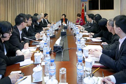 Encontro entre a Secretária Chan e os representantes da Aliança de Povo de 
Instituição de Macau
