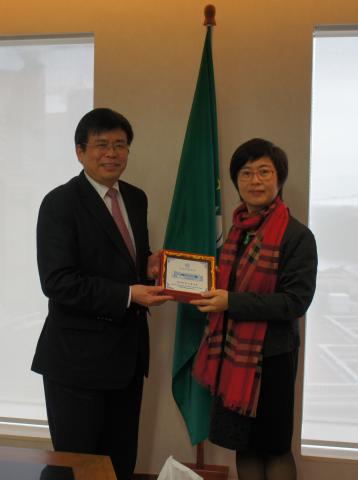 Troca de lembrança entre a Secretária Sónia Chan e o reitor da 
Universidade de Ciência e Tecnologia de Macau, Prof. Liu Liang
