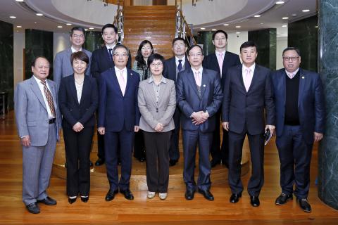 A Secretária Sónia Chan (no meio à frente) e os representantes da       
Associação de Administração de Propriedades de Macau e da Associação de 
Profissionais do Sector da Administração de Propriedades de Macau
