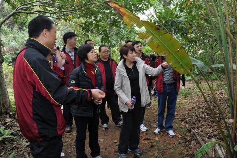 A Secretária e os membros mostraram interesse em vários tipos de plantas e 
valores ecológicos do Ribeiro
