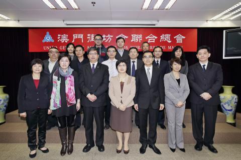 A Secretária Sónia Chan (no meio à frente) e os representantes da União 
Geral das Associações dos Moradores de Macau
