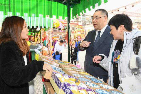 Chefe do Executivo, Chui Sai On, conversa com os vendedores das diferentes
tendas na feira de flores, no âmbito das festividades do Ano Novo Lunar, na
Praça do Tap Seac
Chefe do Executivo, Chui Sai On, conversa com os vendedores das diferentes
tendas na feira de flores, no âmbito das festividades do Ano Novo Lunar, na
Praça do Tap Seac