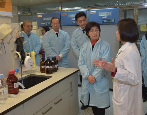 A Secretária Sónia Chan procurou inteirar-se da situação da inspecção e 
análise da  qualidade da água
