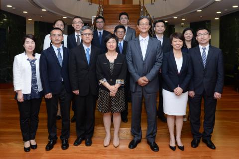 A Secretária Sónia Chan (no meio à frente) e os representantes da 
Associação dos Licenciados em Administração Pública.
