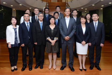 陈海帆司长(前排中间)与澳门公共行政管理学会代表合照。
