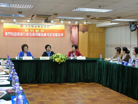 A Secretária Sónia Chan na reunião com a Associação Geral das Mulheres 
de Macau
