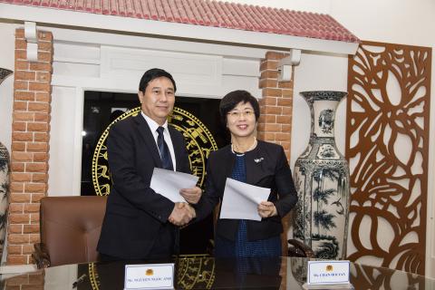 A Exma. Sra. Dra. Sónia Chan e o Exmo. Sr. Director dos Serviços de  
Assuntos de Justiça do Ministério de Segurança Pública do Vietname  
assinaram uma minuta a propósito da cooperação judiciária sobre a entrega 
de  infractores em fuga e a transferência de pessoas condenadas
