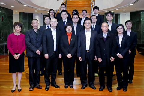 A Secretária Sónia Chan (no meio) e os representantes da Aliança de Povo 
de Instituição de Macau
