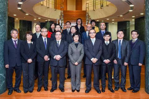 A Secretária Sónia Chan (no meio à frente) e os representantes das 
associações de direito de Macau
