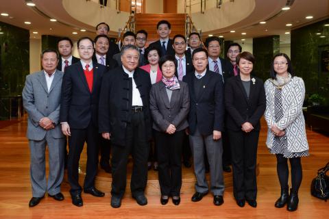 A Secretária Sónia Chan (no meio à frente) e os representantes da       
Associação de Pequenas e Médias Empresas de Macau
