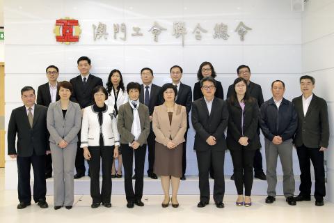 A Secretária Sónia Chan (no meio à frente) e os representantes da 
Federação das Associações dos Operários de Macau
