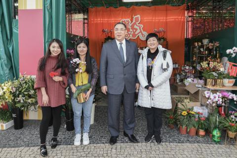 Chefe do Executivo, Chui Sai On, e cidadãos durante a visita à feira de 
flores, no âmbito das festividades do Ano Novo Lunar, na Praça do Tap Seac
