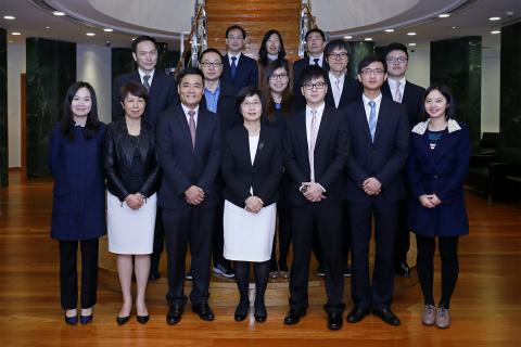 A Secretária Sónia Chan (no meio à frente) e os representantes das 
organizações juvenis e associações estudantis
