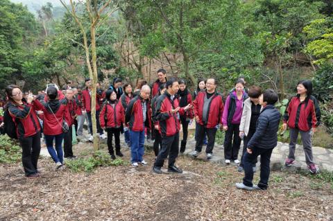 O Administrador, Leong Kun Fong fez, ao longo da viagem, uma introdução ao 
ambiente ecológico; a Secretária e os membros manifestaram as suas 
opiniões, relativamente às instalações existentes na Zona

