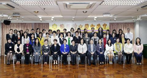 A Secretária Sónia Chan (no meio à frente) e os representantes da 
Associação Geral das Mulheres de Macau
