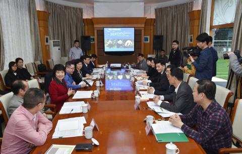 Reunião de trabalho entre o Grupo de Trabalho de Acompanhamento à Oferta de 
Pandas pelo Governo Popular Central e a equipa de especialistas para a 
selecção dos pandas gigantes
