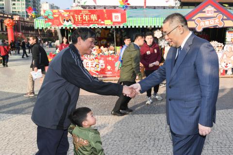Chefe do Executivo, Chui Sai On, visita a Feira de Flores, no âmbito das 
festividades do Ano Novo Lunar, que decorre na Praça do Tap Seac, e 
cumprimenta os cidadãos que se deslocaram ao local
