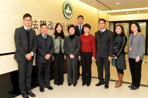 Secretária Sónia Chan e o pessoal de direcção e chefia da Direcção dos 
Serviços da Reforma Jurídica e do Direito Internacional
